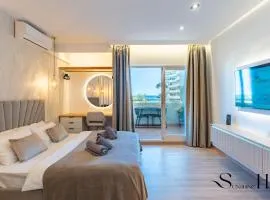 Seaview beachfront studio with aqua park & balcony