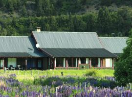 La Pilarica River & Mountain Lodge, πανδοχείο σε Cholila
