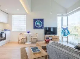 Luxury Central Apt Riverside Views & Parking