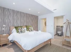 Stunning Central Apt - Balcony & Parking