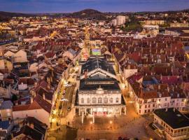Logement LECOURBE, hotel in Lons-le-Saunier