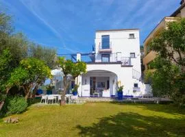 De Vivo Realty - Villa Blue Skyline