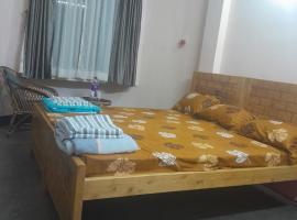 Travellers Homestay, hotel v Silcharu
