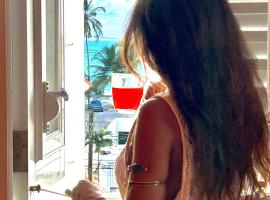 Fresh Tropical Colonial Style Walk-Up- Rooftop Terrace- Beach View、サンファンのホテル