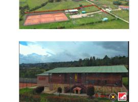 Casa y tenis de campo, Hotel in Cómbita