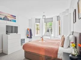 KGV Stays - Central Family Apartment, Sleeps 6, 7 Minute Walk to Beach, PET friendly