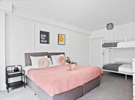 Spacious Family Apartment, Sleeps 6, FREE Secure Parking, Near Beach