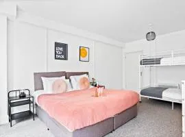 KGV Stays - Central Family Apartment, Sleeps 6, 7 Minute Walk to Beach, PET friendly