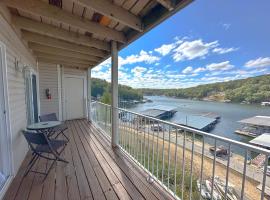 Wheelhouse Wonderland Lakefront Luxury Condo: Lake Ozark şehrinde bir kondominyum