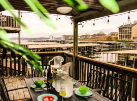 Daylight Cove Lakefront Condo, Pool, Hot Tub!, acomoda&ccedil;&atilde;o em condom&iacute;nio em Lake Ozark