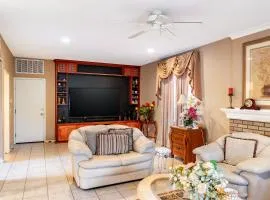 Spacious 3BR Retreat with Loft & Mountain Views