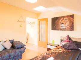 - Savanna Lodge Deluxe with Exclusive Design - Apartment 75sqm - Central Location - Terrace with View - Completely Renovated 2024 with Smart TV & Netflix - Separate Kitchen - Free Parking - Near Airport & Train, acomoda&ccedil;&atilde;o em Duisburg