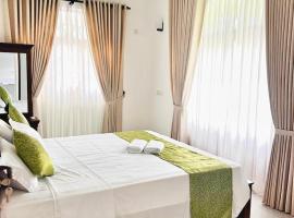Neem Aura Home Stay, hotel con estacionamiento en Seeduwa