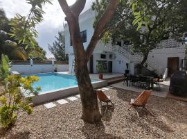 14 Cedar Entire Property, hotel em Dangriga