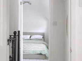 Willow House, Georgian Property in Shepperton, Double-Bed with Living Room, Bathroom and Utility Room available