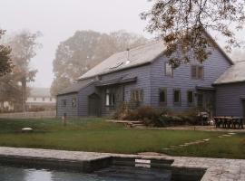 Chic Barn House with Pool, hotel di Germantown