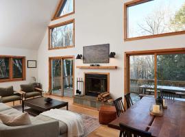 Private Chalet with Fire Pit Deck and Large Yard, hotel in Roscoe