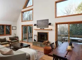 Private Chalet with Fire Pit Deck and Large Yard