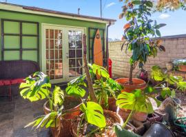 Steps to Venice Beach Vintage Venice Retreat, hotel in Los Angeles