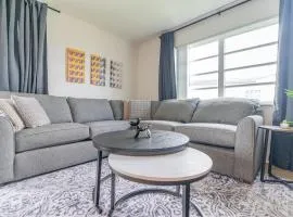 Modern Chic Getaway - Sleeps 11 - Palmwavestays