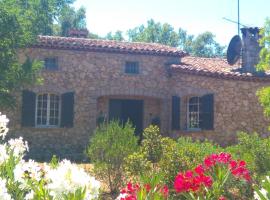 Luxurious villa with large heated pool in 2 acre private garden Ideally located for visiting Cannes Nice and St Tropez, ξενοδοχείο σε Saint-Paul-en-Forêt