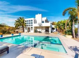 Canyon Paradise Spacious & Luxurious Retreat w/Unforgettable Views, Private Pool-close to Hiking