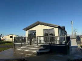 The Retreat 8 Lodge - Hot tub, WiFi, pet friendly, bath - Golden Palm Resort - Meadow Lakes Caravan & Lodge Hire