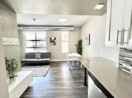 Urban Oasis Downtown Condo with Skywalk Access 3, Hotel in Des Moines