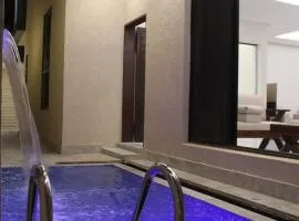 فيلا مكونة من 3 غرف نوم و مجلس و صالة و مطبخ وغرفة عاملة و مسبح تفتح الغرف حسب عدد النزلاء