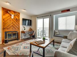 4 Mi to Dtwn Gatlinburg Condo with Pool Access, acomoda&ccedil;&atilde;o em condom&iacute;nio em Gatlinburg