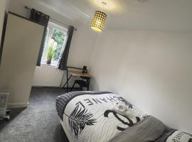 Cosy Charming room in big house, hotel v destinaci Little Hulton