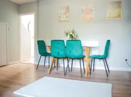 4 Bed Home FREE Parking, Garden