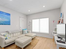 Romantic 1BR Cottage, 1 block from the Beach, 3 min Walk to Downtown, hotel in Cocoa Beach