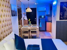We Vibe, 81 Newport Blvd across NAIA 3, mullivanniga hotell Manilas