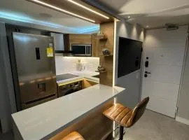 Luxury Apartment Jacuzzi Air Conditioning Fireplace and King Bed