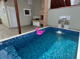 Casa com piscina beira-mar