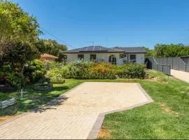 Cozy 3-Bed House in Halls Head
