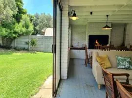 'Country Beach House' - Traditional Family Vacation Home for 6 - Near Beach