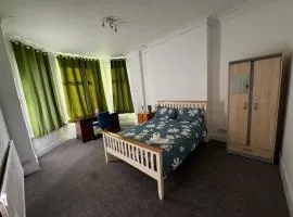 Ensuite Double-Bedroom in the Heart of Salford Manchester Perfect for Short Stays GCSW2