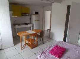 Studio confortable à Les Abymes, 12m², balcon agréable