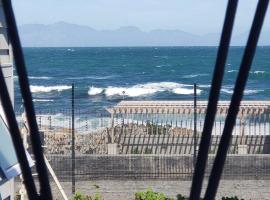 Great sea view, two room private suite in Kalk Bay, ξενοδοχείο σε Kalk Bay