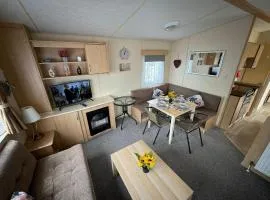 Sunnymede i15 Hot Tub - pet friendly, bed linen - Meadow Lakes Caravan & Lodge Hire