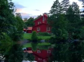 Historiskt, mysigt boende med sjöutsikt i underbar miljö