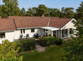 Big sea-loving house close to the beach, hotel v destinaci Ahus