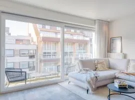 Bright apartment with sunny terrace and parking