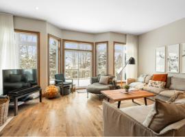 Spacious 3-Story Golfside Townhouse with Pool Access Aiglon 1614, hotel en Mont-Tremblant