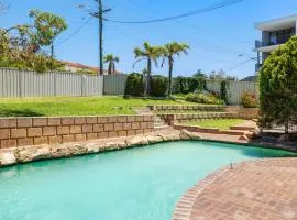 Cosy 2BR in Scarborough with Pool