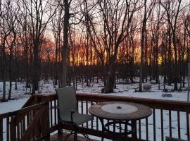 Serenity and Fun all in one in this Cozy Pocono Cabin, chal&eacute; alpino em Jim Thorpe