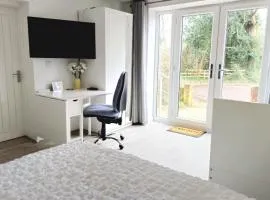 Morden Place, Free Parking & Private Entrance