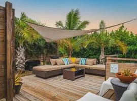 Family Friendly 2BR Villa in Downtown - 1 Block Walk to the Beach